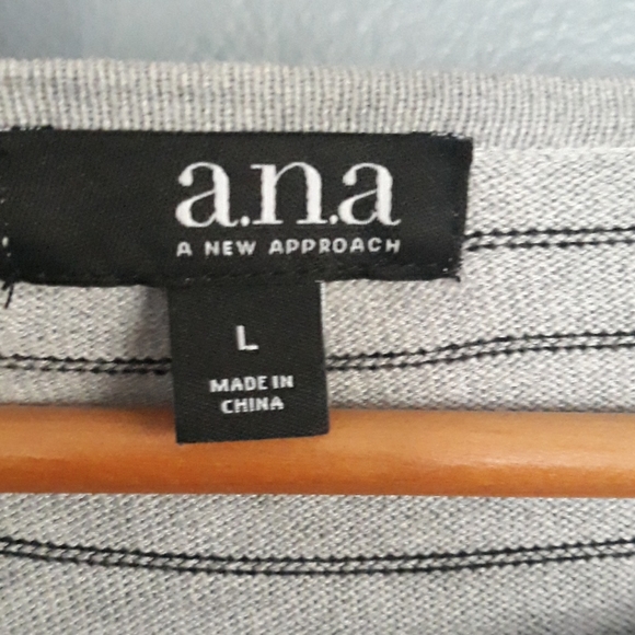 Ladies Sweater - Picture 2 of 5